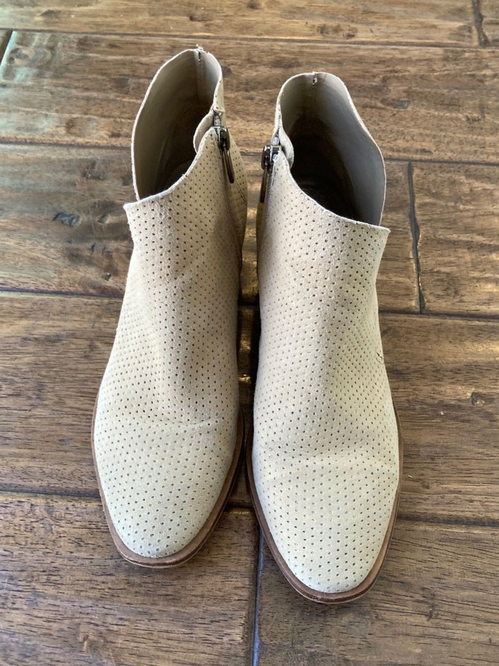 Vince Camuto Arendara Bootie Womens 7.5 Beige Ankle Suede Low Heel Perforated - Picture 2 of 7